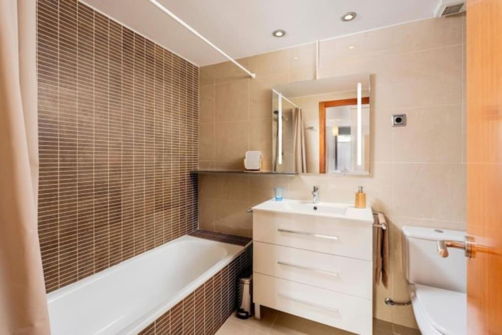 Acogedor Apartamento Cerca Del Casco Antiguo Girona Luaran gambar